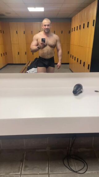 att.eel1VzbublTerZ5hOEcjZusTUg8ZL5CM6SRbHlSpPJs.mov